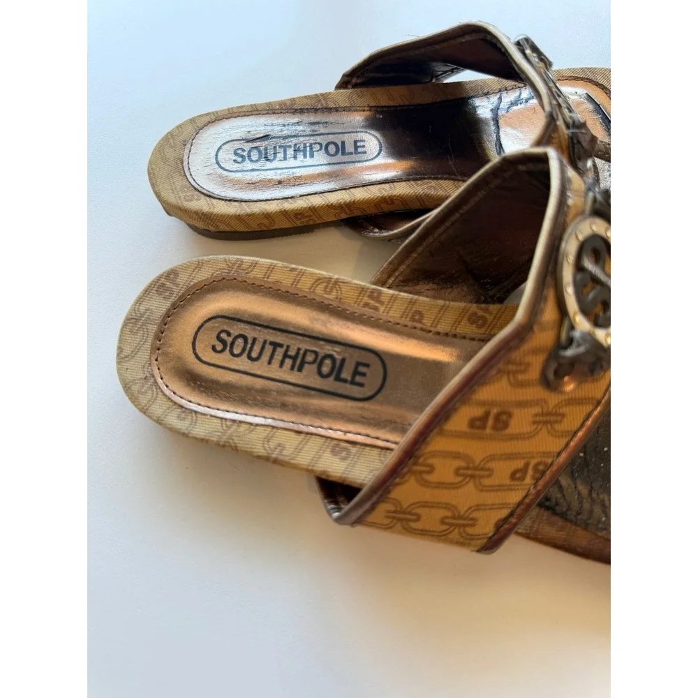 Southpole Womens Bronze Monogram Chain Link Toe Loop Flat Sandals Y2K McBling